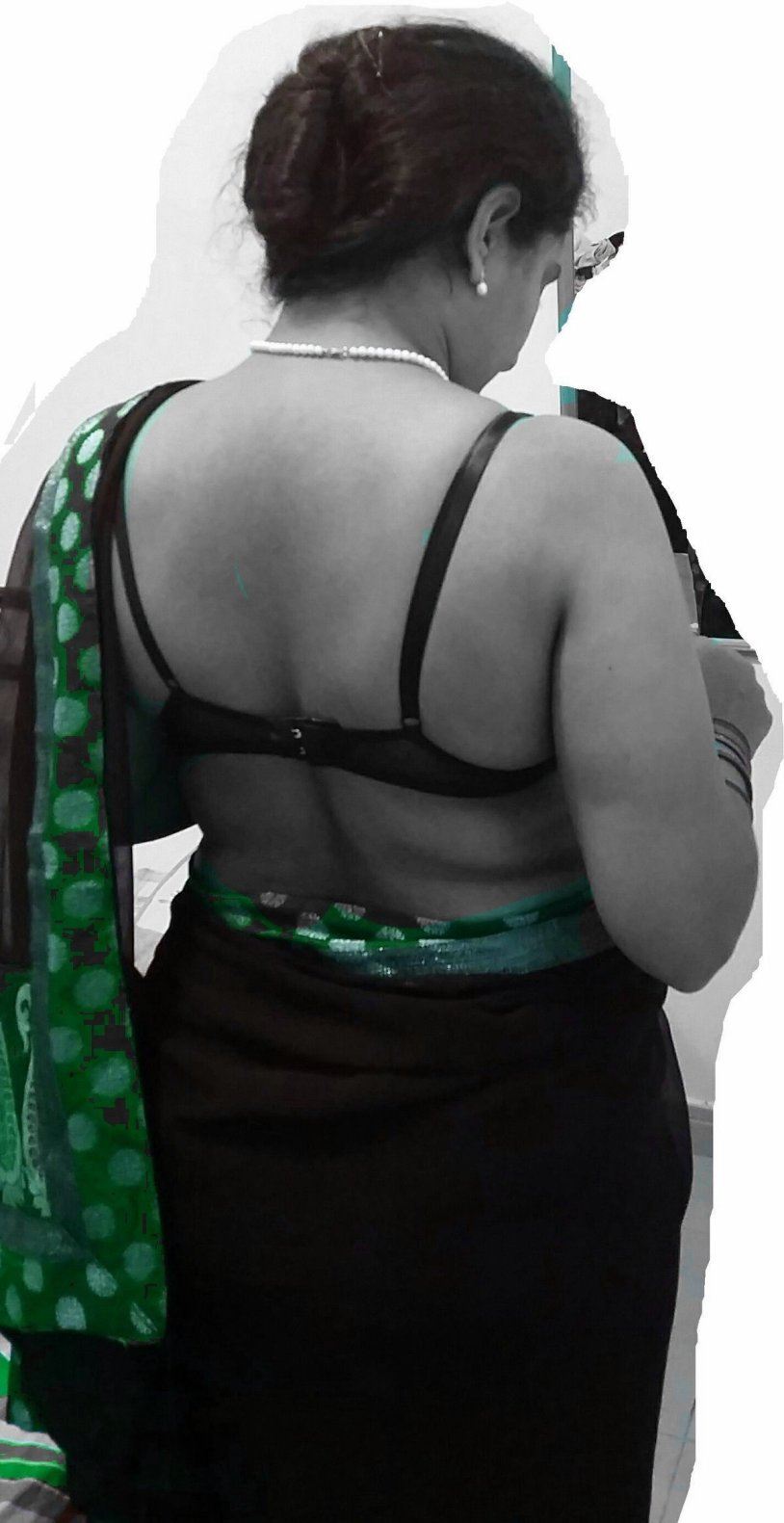 Aunties is dressed in Indian