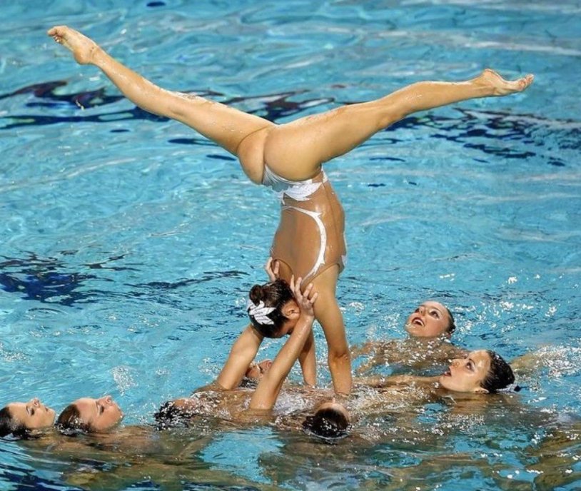 Synchronous swimming athlete