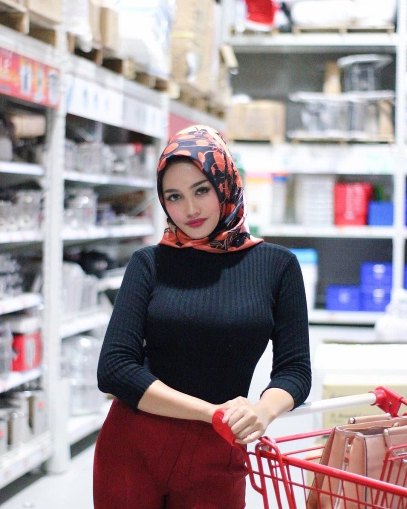 Arab women in tightening