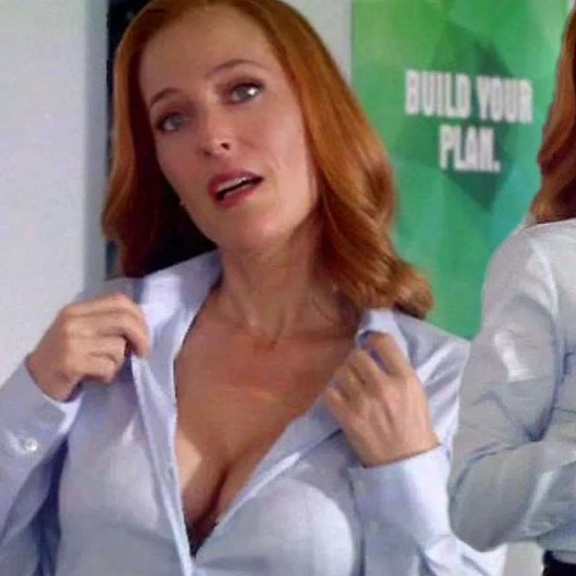 Gillian Anderson without a bra