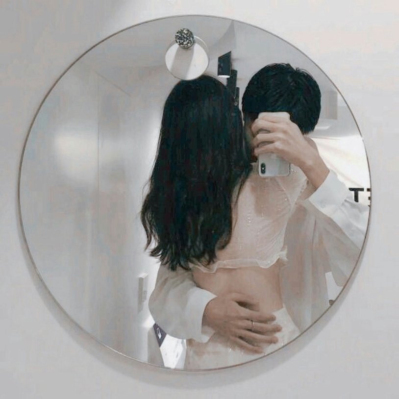 Korean couples in the mirror