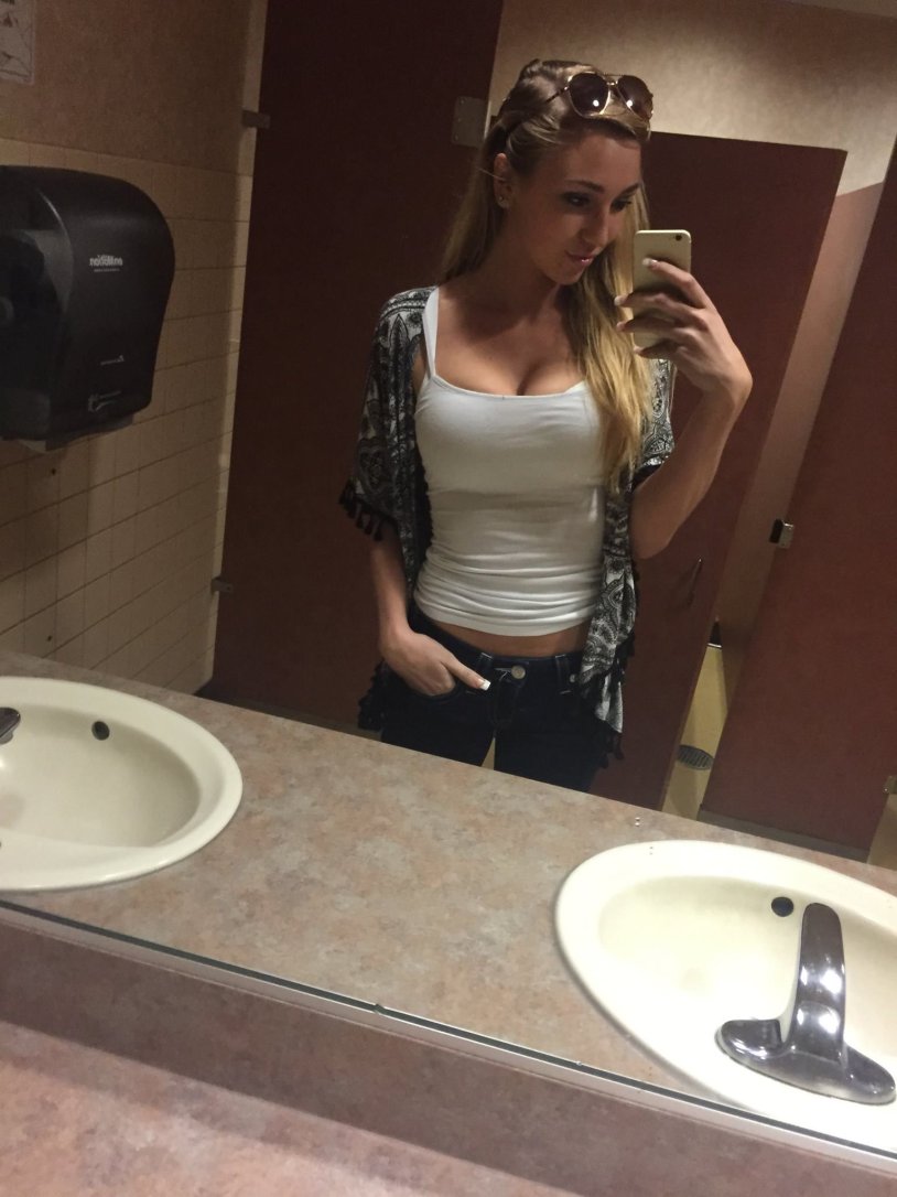 Kendra Sanderland Selfie