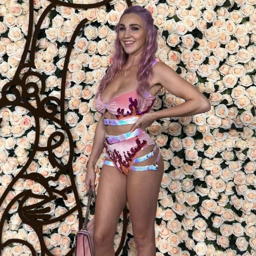 Kendra Sunderland hot photos