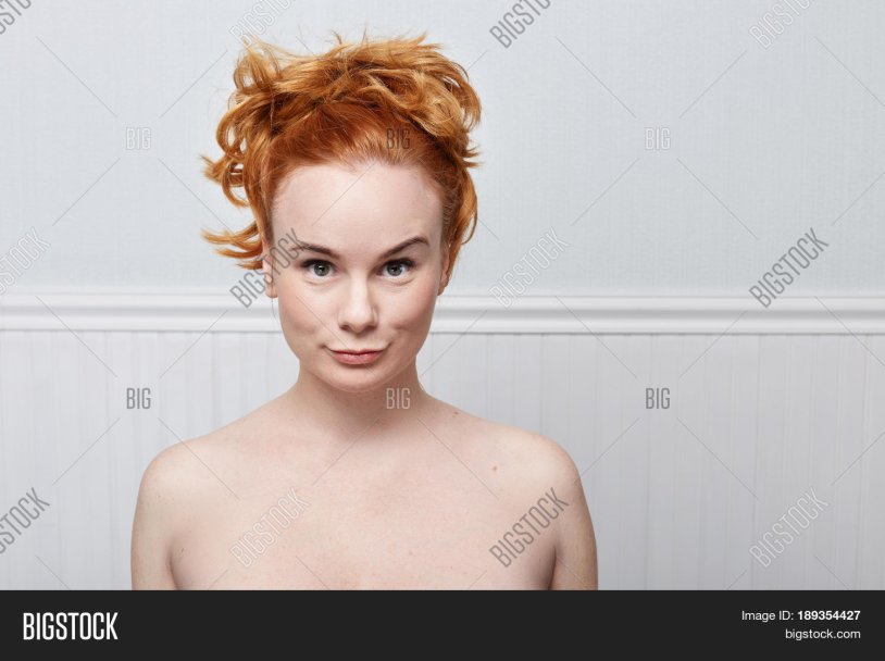 Red -haired naked bath white panties