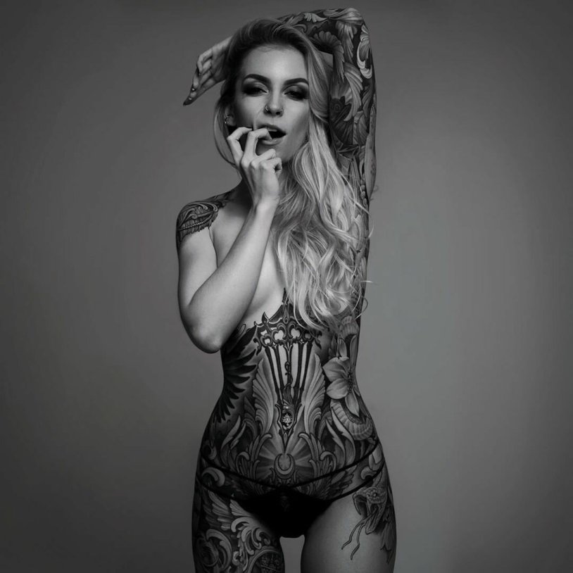 Tattoo model Lisa Kroiss