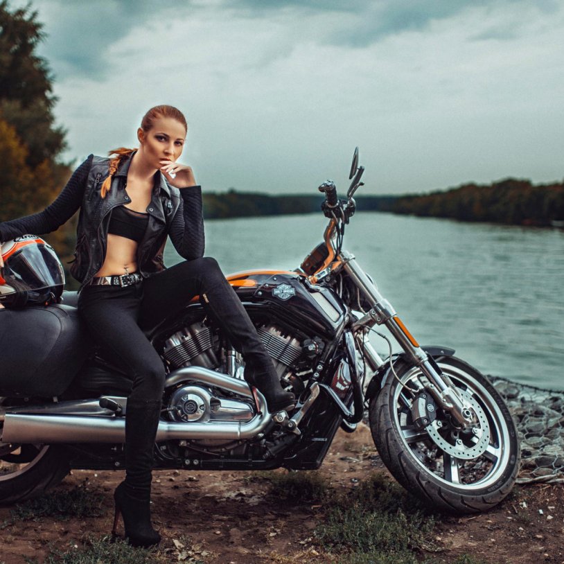 Photos of girls on Moto