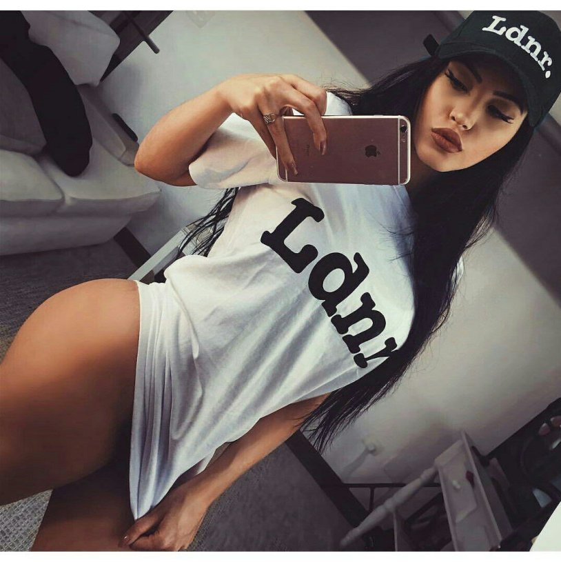 Claudia Alende in a baseball cap