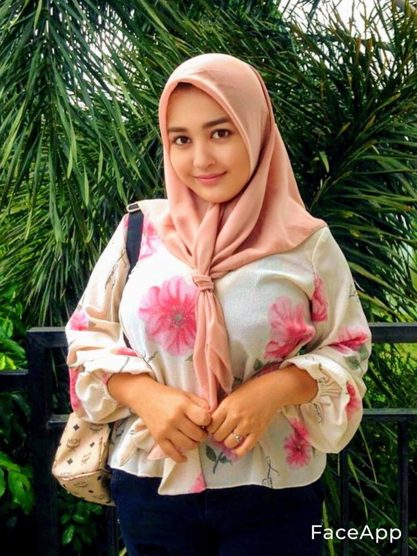 Perempuan non hijab