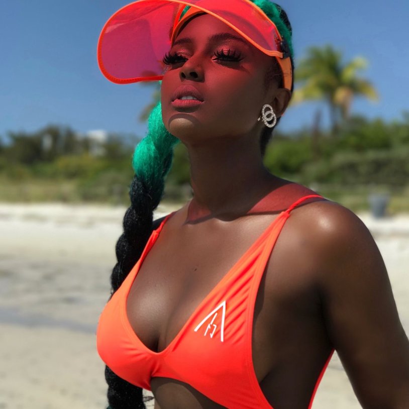 Wide -playing women in a dress