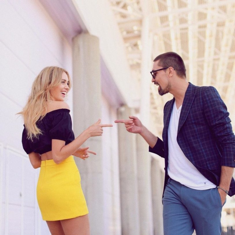 Ksenia Sukhinova Dima Bilan hold