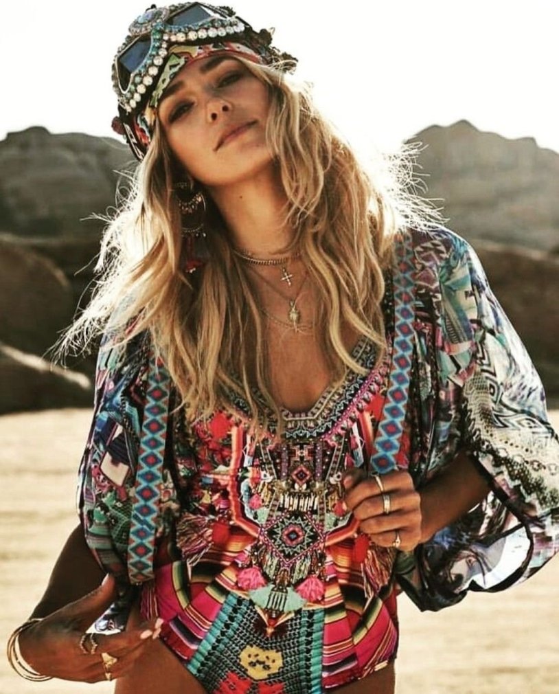 Hippie wudstok dancing girl