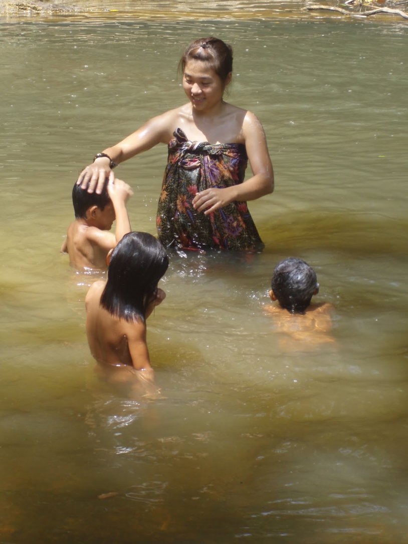 Indian Aunty River Bath
