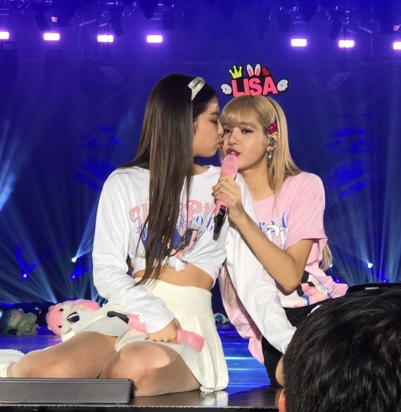 Blackpink Jennie and Lisa Kiss