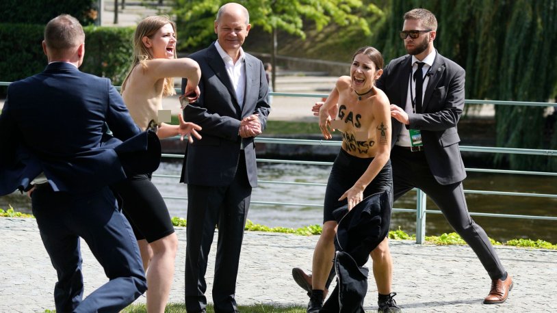 Olaf Sholts and activists