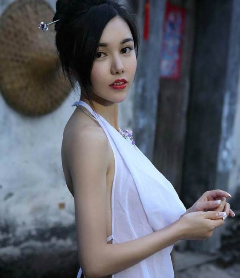 Chinese actresses in bikini