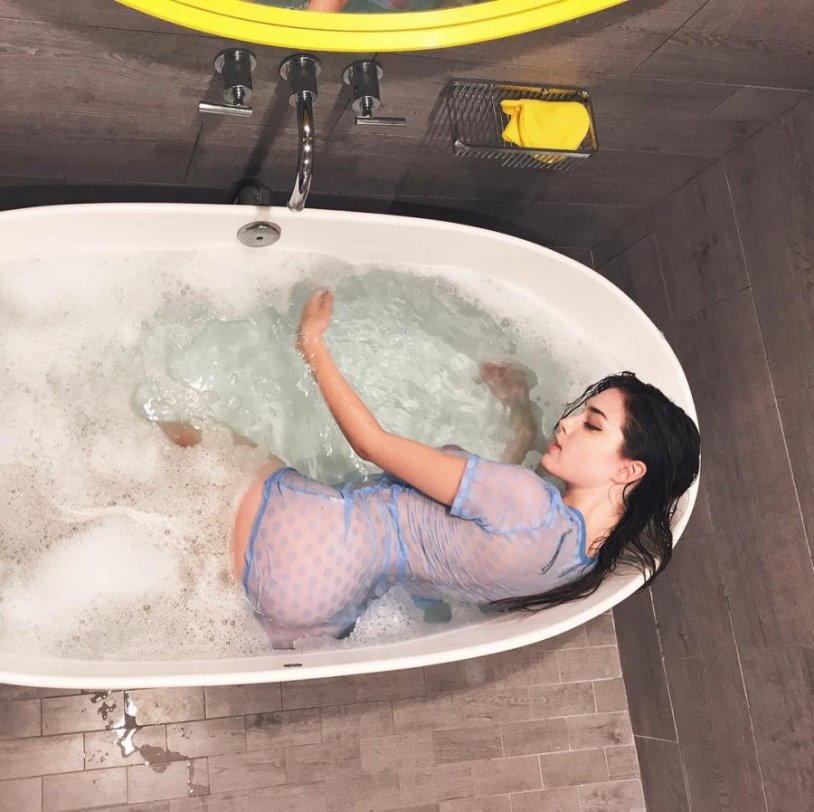 Lauren Summer Tits in the bathroom