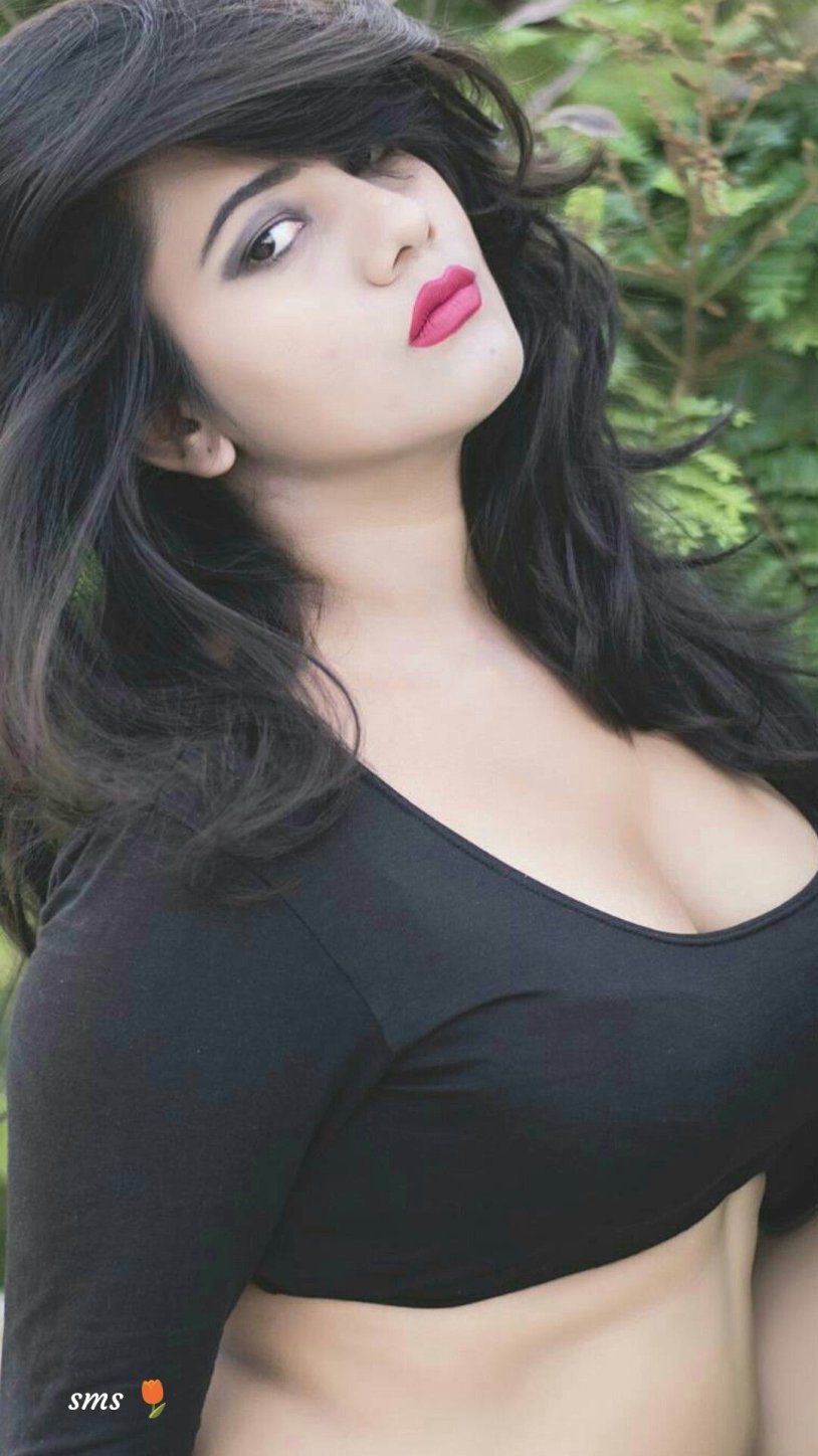 Pakistani girl showed boobs in the car