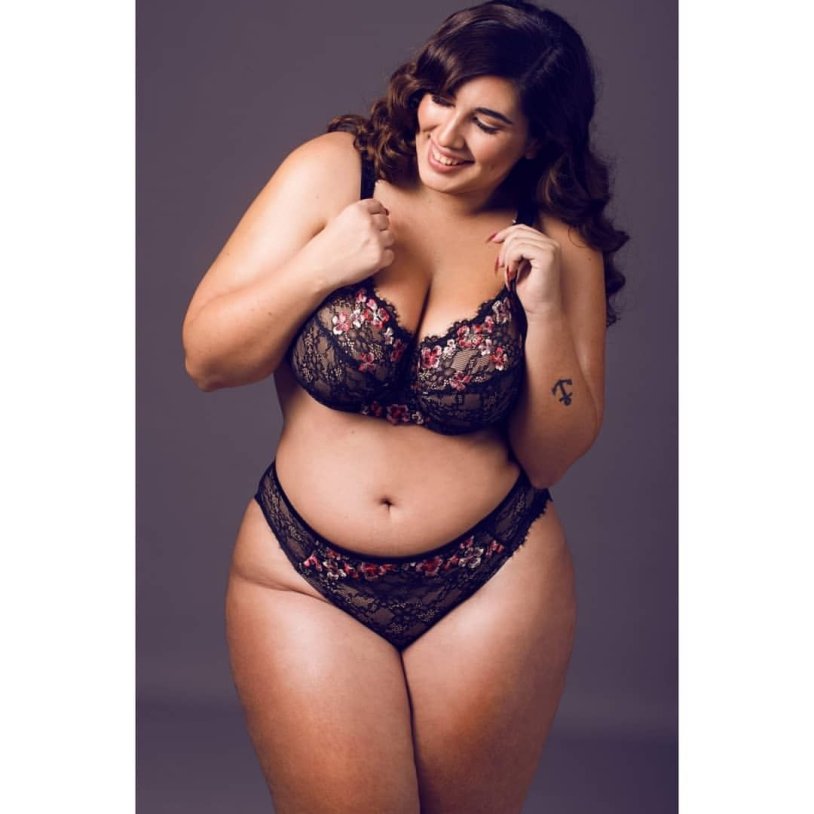 Natalia lozano Model plus saz