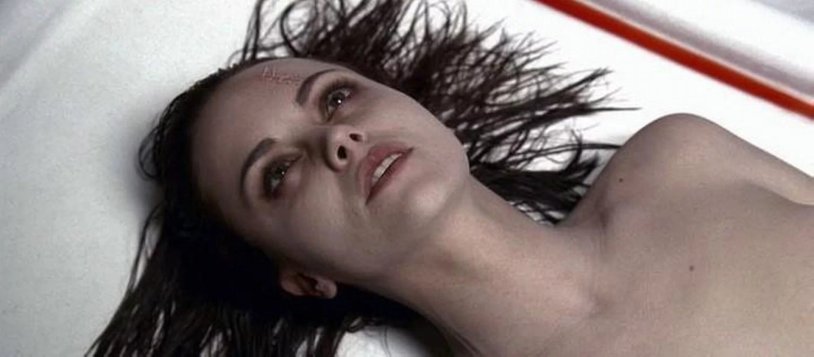 Kristina Ricci in the morgue - life behind the line (2009)