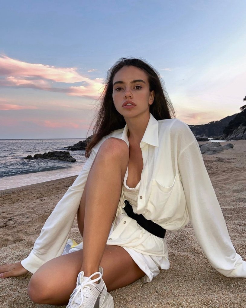 Milena Milachich stretching