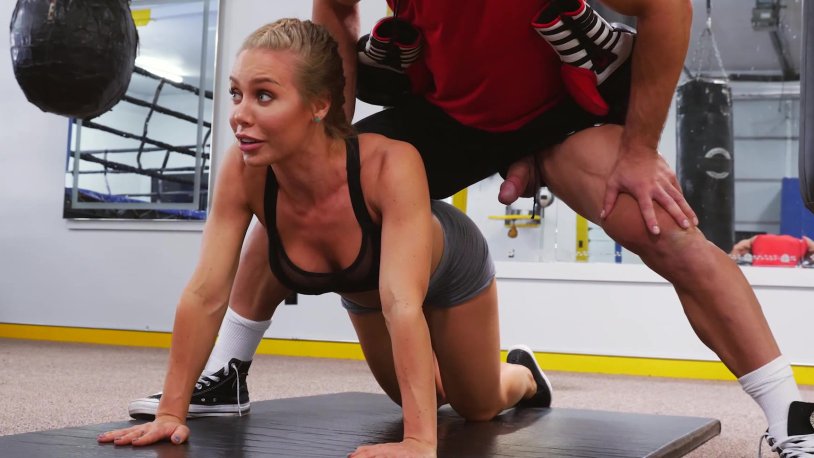 Nicole Eniston in a fitness hall