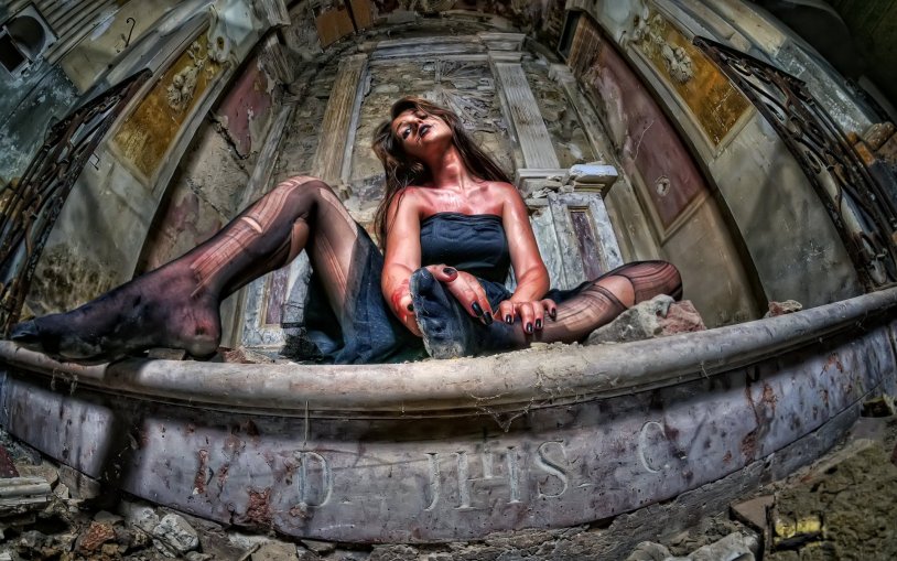 Photoshoot in the abandoned building Horror