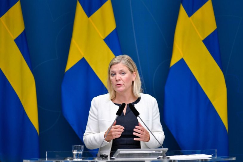 Magdalena Andersson against the background of the flag of Sweden