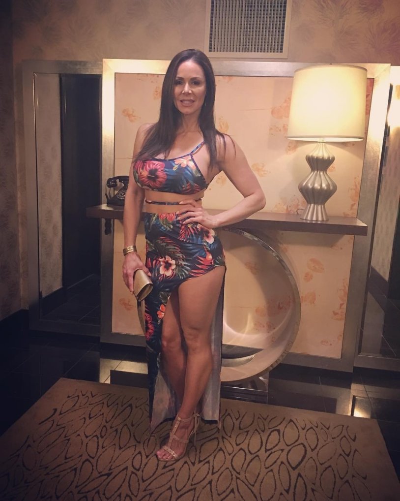 Kendra Last in Selfie linen