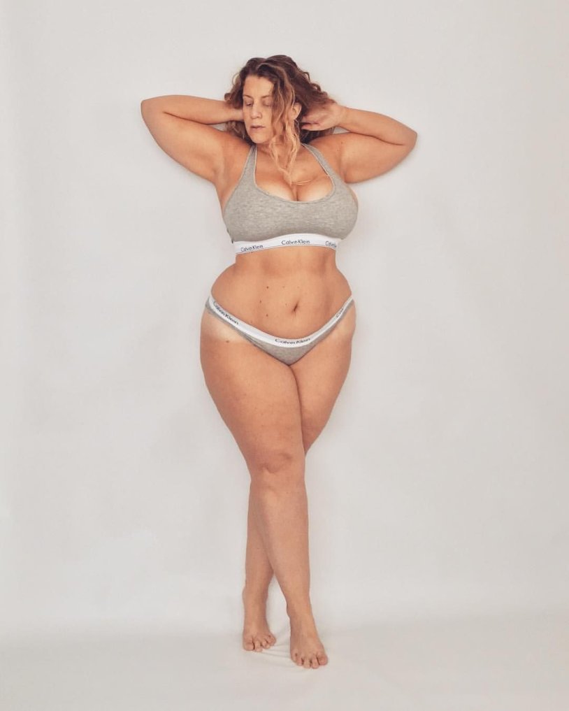 Naked aunts with figures of sand clock