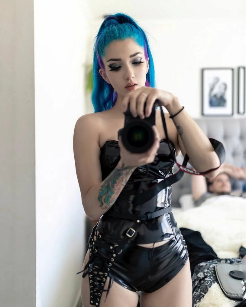 Suicidegirls Fay lets Play