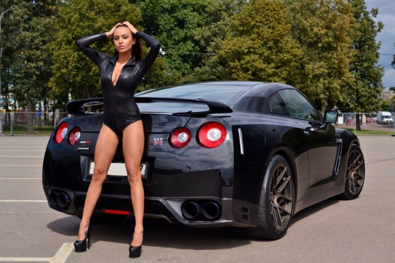 Nissan GTR R35 Girl