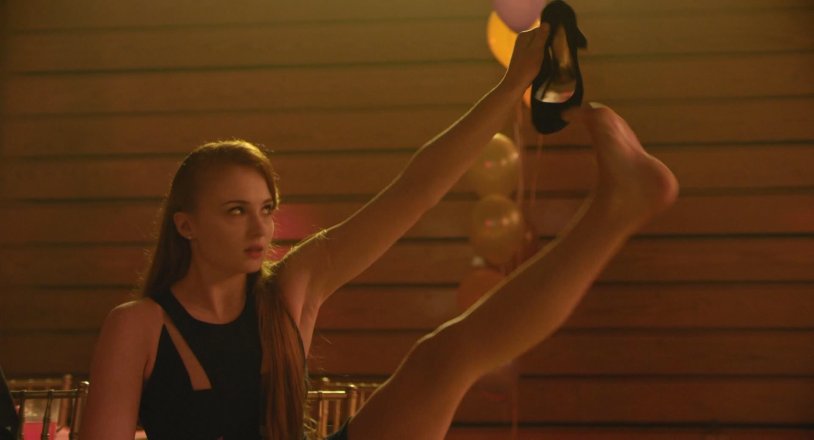 Sophie Turner barefoot