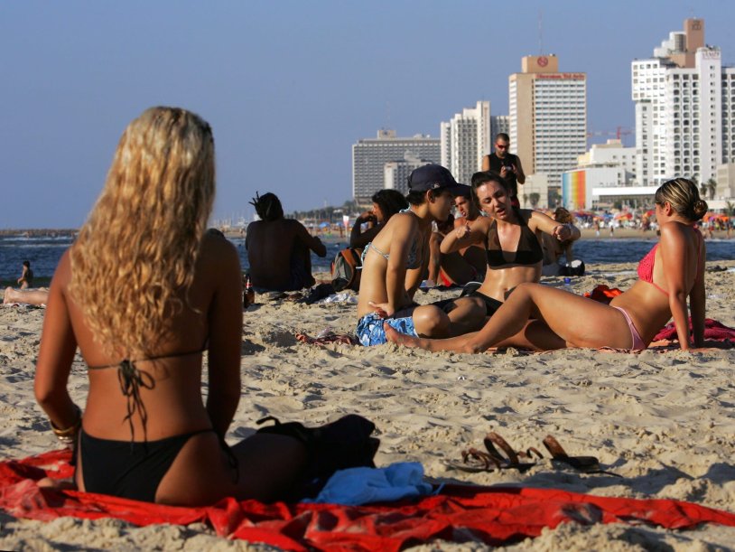 People on the Tel Aviv beach