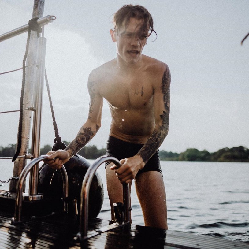 Charlie Plummer nude