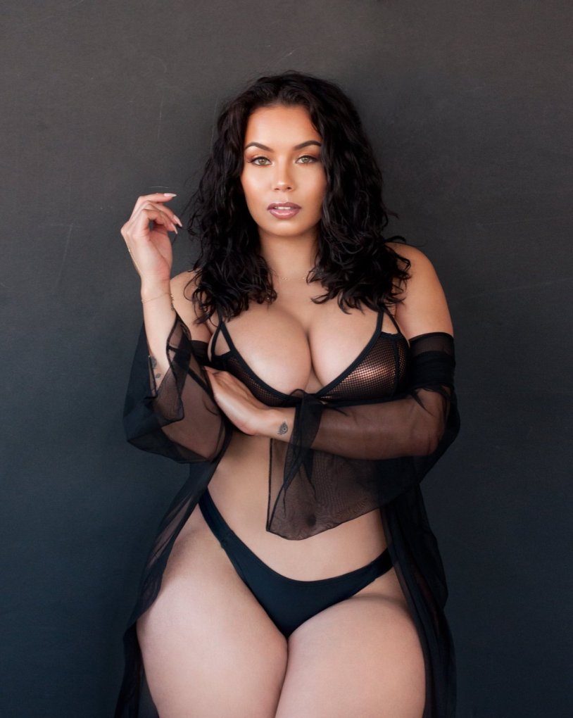 Plus size model Naomi Banks