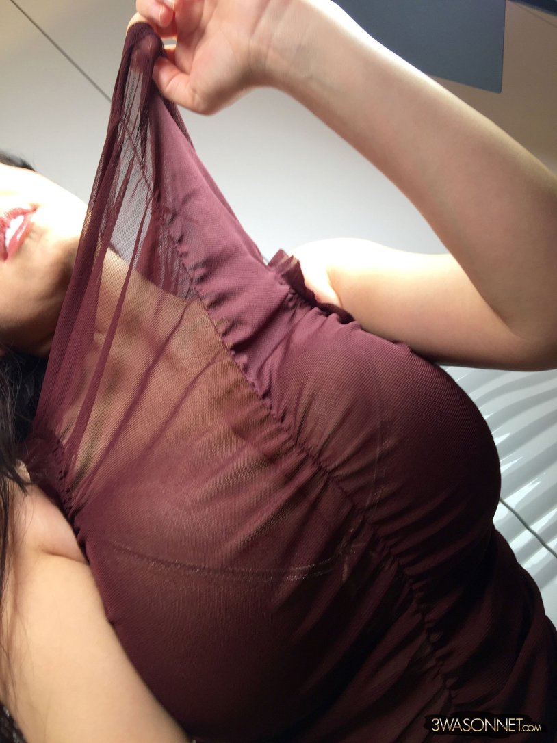 Bits of the neckline