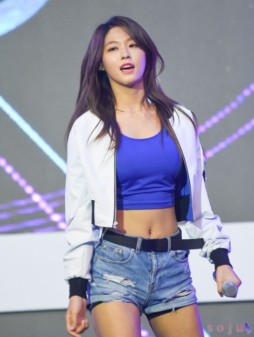 AOA Seolhyun body
