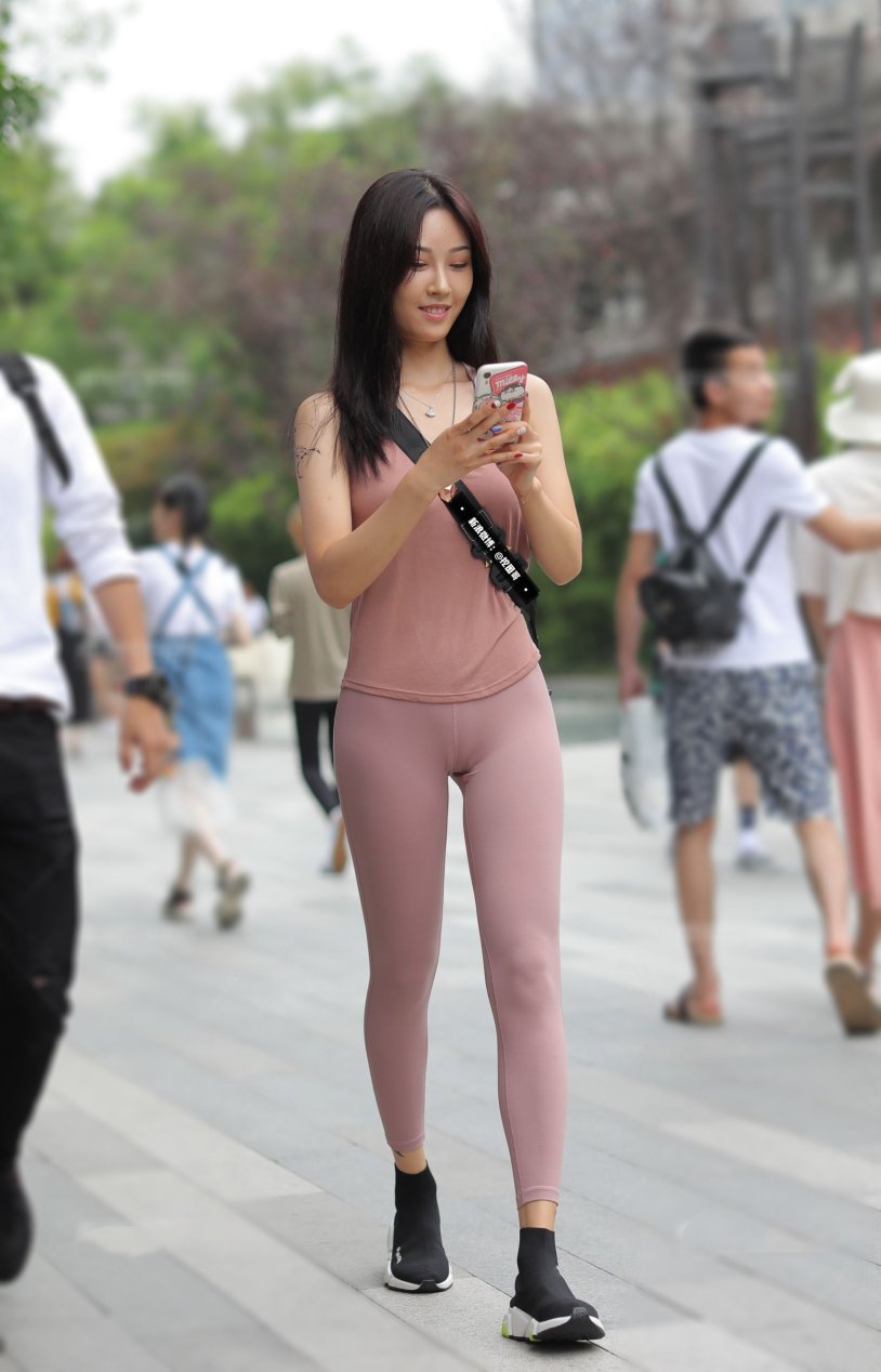 Asian girls in cameltoe leggings