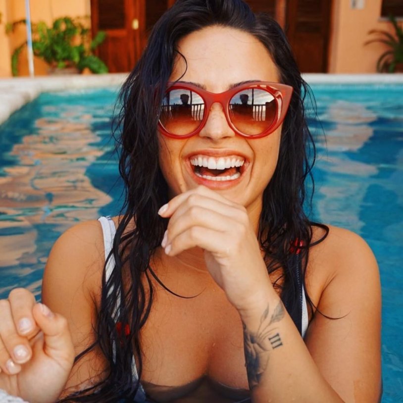 Demi Lovato hot photo shoot by the pool