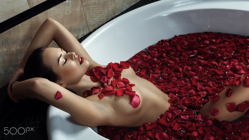 Bath with rose petals