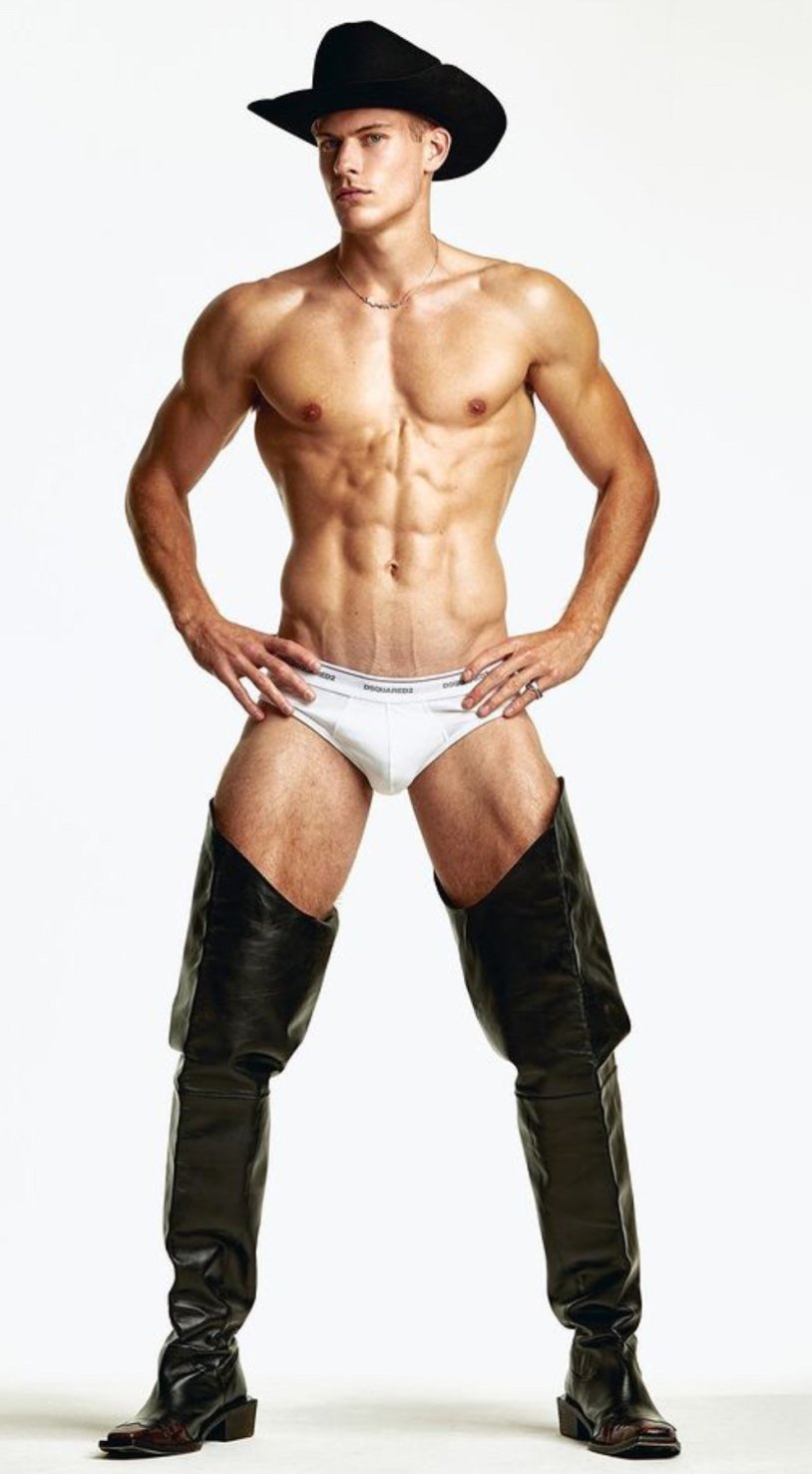 Jonathan Bailey nude