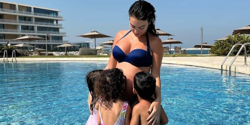 Georgina Rodriguez hot Kisses