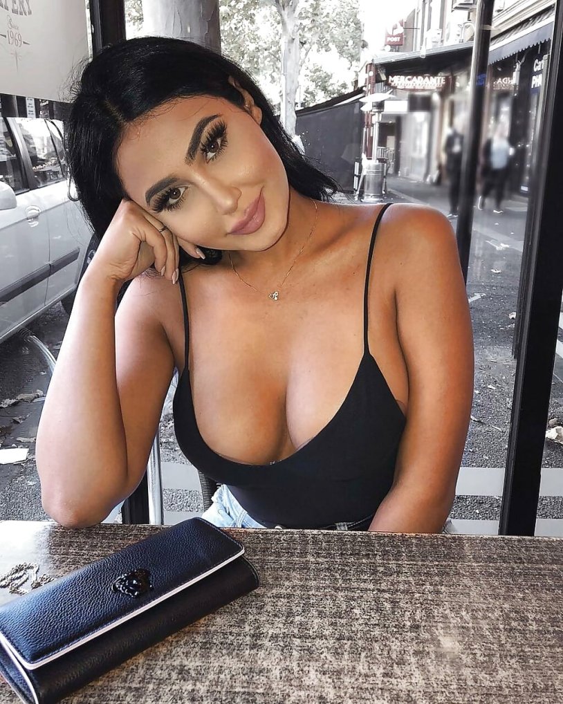 Amateur latina cleavage