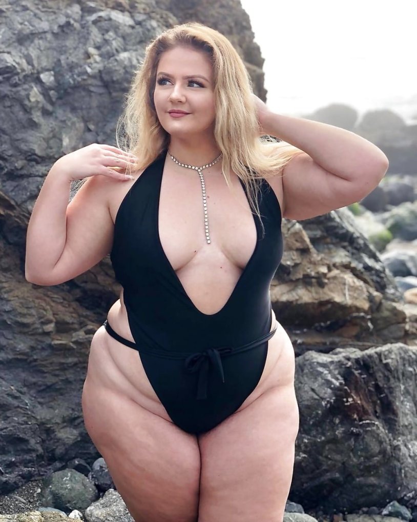 Curvy ladies in the pool