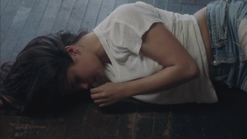 Selena Gomez hands are shaking