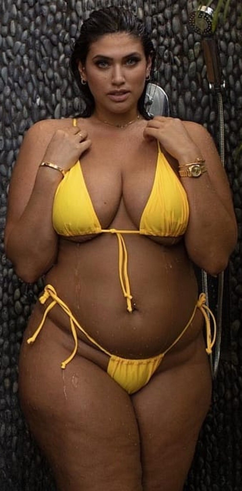 Victoria Janashvili plus size model