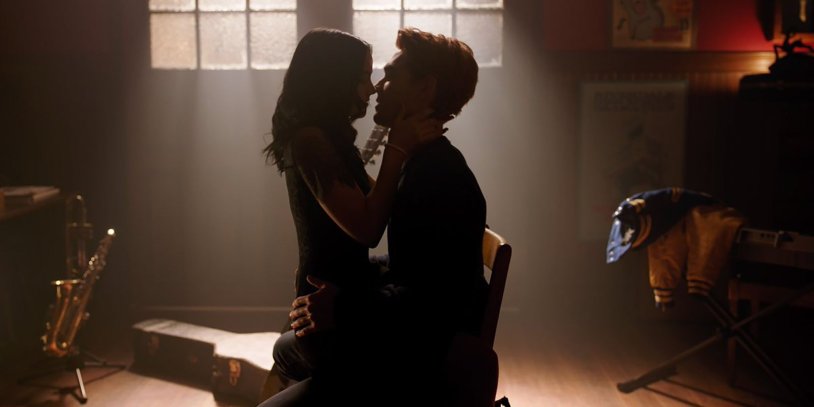 Camilla mendes riverdale kiss