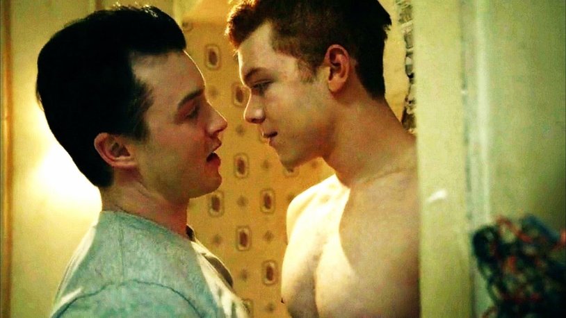 Ian Gallagher and Mickey Milkovich kiss