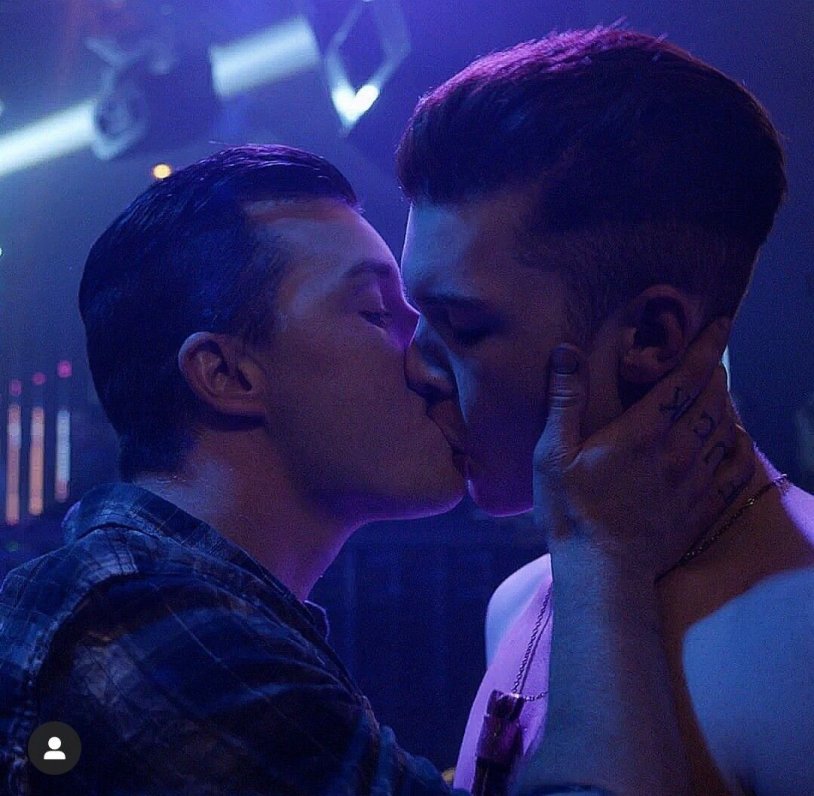 Ian Gallagher and Mickey Milkovich kiss