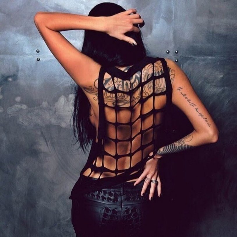 Brunettes from the back are daring